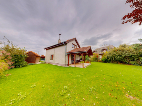 Celoročne obývateľný rekreačný dom pri Vojčianskom jazere (CHKO Dunajské Luhy) 30 min. od Bratislavy