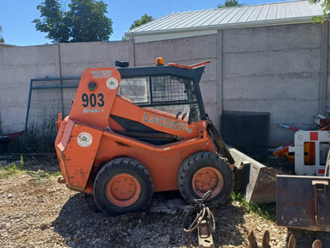 Nakladač LOCUST L 903 - poničené