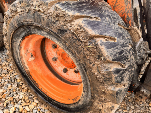 Nakladač LOCUST L 903 - poničené