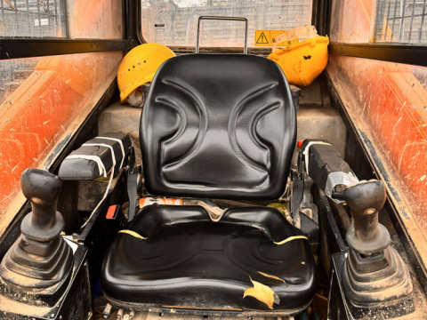 Nakladač LOCUST L 903 - poničené