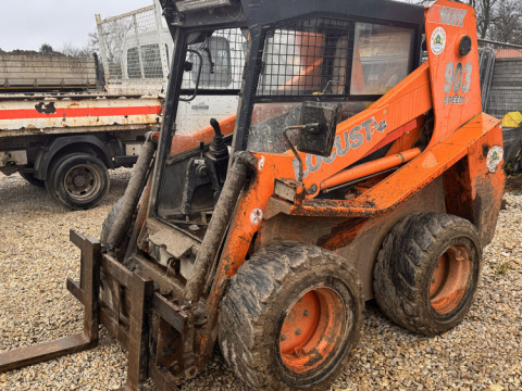 Nakladač LOCUST L 903 - poničené