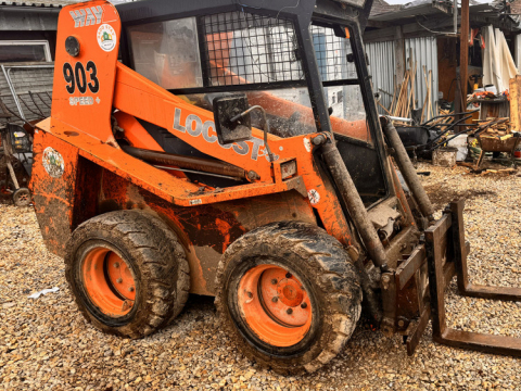Nakladač LOCUST L 903 - poničené