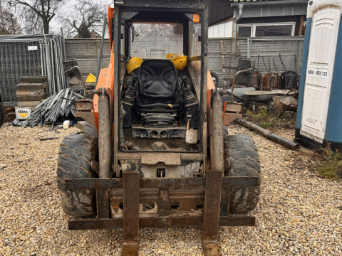 Nakladač LOCUST L 903 - poničené